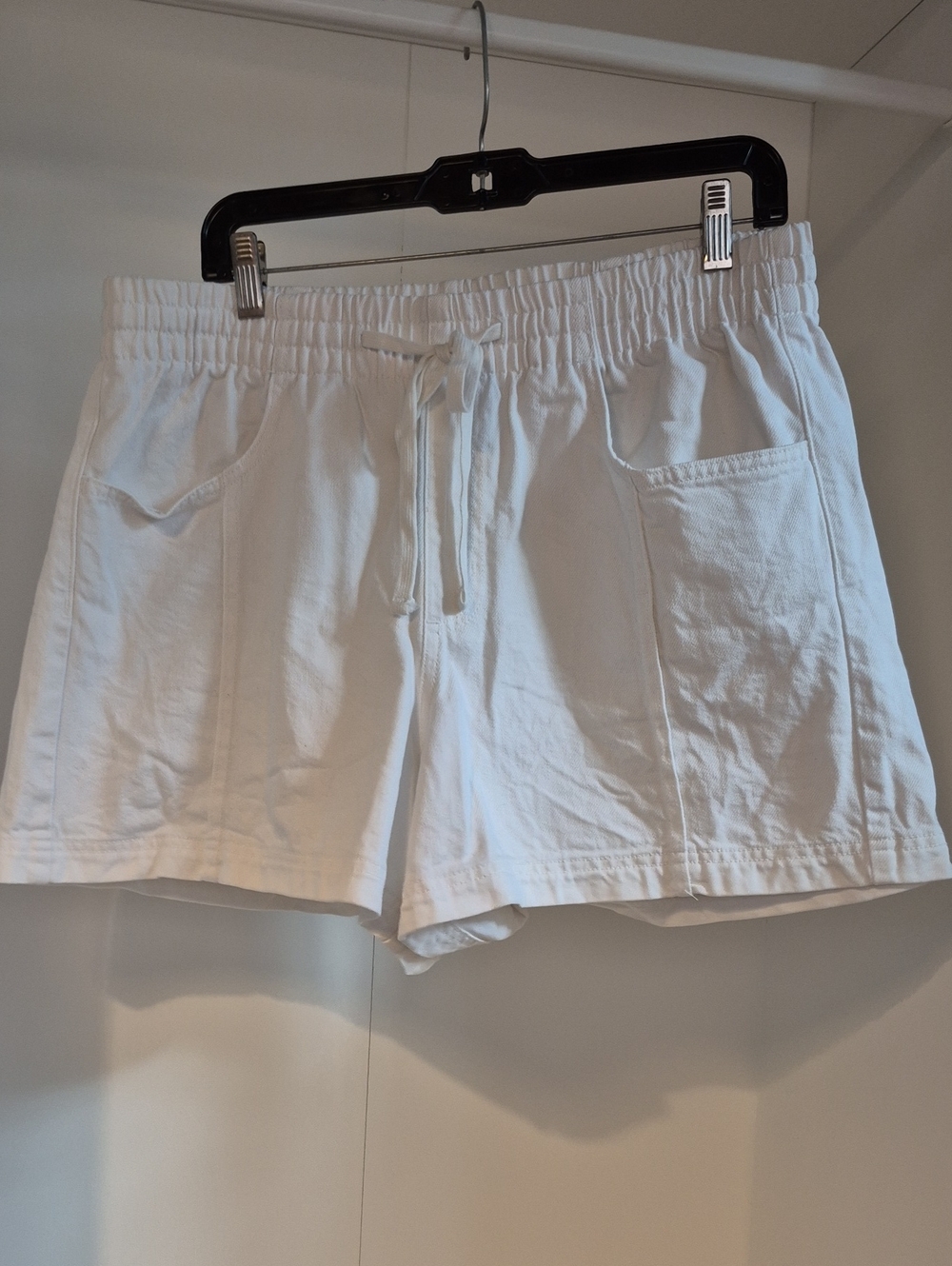 Universal Thread Women’s White Drawstring Casual Shorts